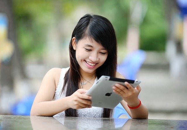 pb1721500 girl ipad
